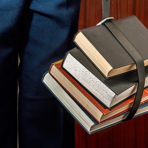 leisu 信息核对编辑周叙的工作照，他正对着双屏比对两份不同来源的时间标注，手边摊开一本写满标记的笔记本