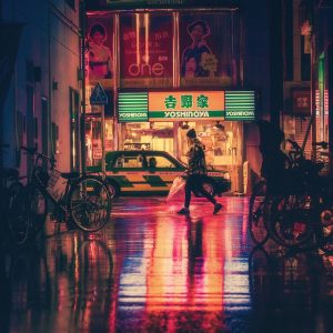 leisu 内容编辑苏晚的工作照，她在明亮的工位上敲键盘整理条目结构，屏幕上是分栏排布的清单页面